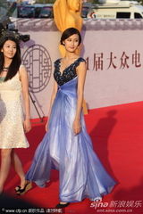 组图：金鸡百花闭幕 女星走红毯蓝裙飘逸身材高挑