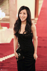 组图：张静初现身慈善晚宴 呼吁关注弱视儿童