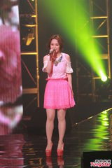 组图：劲歌金曲twins荧光造型 容祖儿扮女强人