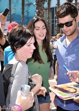 组图：梅根-福克斯享受婚姻生活 和老公热吻