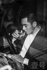 组图：李东学春日写真曝光 多种风格秀型男范