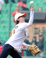 组图：韩女星具惠善为棒球赛开球 短发甜美自信