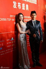 组图：吴奇隆帅气亮相 甘婷婷亮片礼服似人鱼