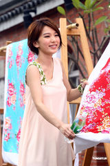 组图：Hebe清爽造型拍广告 否认Ella将婚