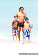 组图：球星法尔考海中爱抚娇妻 舔肚脐极度高调