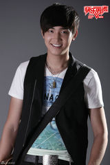 组图：“音乐怪咖”王启快男舞台大唱神曲