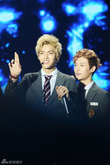 组图：EXO十一空降上海演唱会 粉丝狂欢