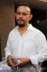 幻灯图：姜文戛纳会好友 马可-穆勒贾樟柯秦昊助阵