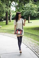 组图：李菲儿街拍白色连身裙搭配裸色牛津鞋