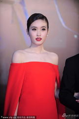 组图：最美变性人poy红裙性感 笑容迷人秀裸肩