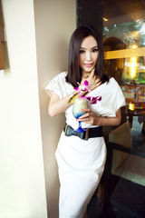 组图：徐黛妮白领风写真大片 述足球宝贝的困扰