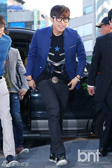 组图：2PM携代言品牌办签名会 尼坤呆萌亮相