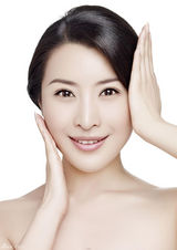 高清：王雅捷裸肩出镜 引领时尚彩妆风