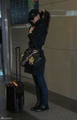 组图：张静初“抛弃”《唐伯虎2》 转场被偷拍