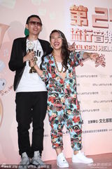 组图：葛仲珊获最佳新人奖 登台表演花裙抢镜