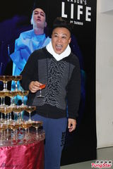 组图：陈奕迅台北火热开唱 台上大玩变装秀