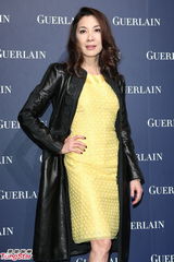 组图：杨紫琼黄色紧身洋装现身 为保养品站台