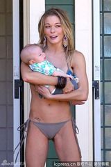 组图：利安-莱姆斯比基尼亮相 与宝宝亲密接触