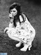 组图：《复联》红女巫写真美艳 碧眼含春映繁花