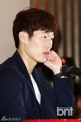 组图：韩球星朴智星公开恋情 爱上美女主播