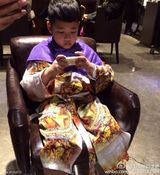 组图：石头理发大玩洗剪吹 龙抬头变身帅气萌男