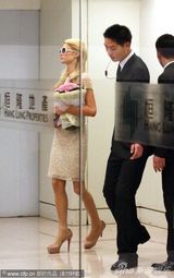 组图：帕里斯女王出巡捧花娇笑 数十保镖开道