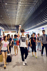 组图：胡夏离台黑超便服现身机场 粉丝不舍送机