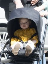 组图：贝嫂携子女团外出 小七亮黄衫卖萌抢镜