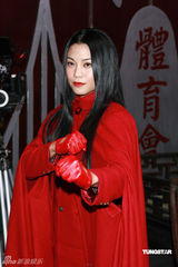 组图：黄奕旗袍装显温婉气质 廖碧儿红衣似女鬼