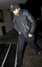 幻灯图：罗伯特-帕丁森大胡子造型要当摇滚歌手