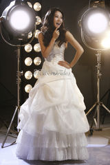 高清图：苗圃穿婚纱登虎年封面 扮待嫁新娘舞动光影