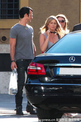 组图：安妮斯顿秀八字奶 携男友游罗马