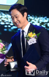 组图：韩星郑宇获韩国第一品牌大赏特别奖