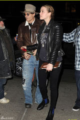 组图：德普陪未婚妻逛书店庆生 送玫瑰表爱意