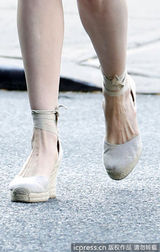 组图：安妮海瑟薇装扮清新可人 与未婚夫十指紧扣