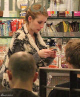 组图：艾玛-罗伯兹街拍LOOK奶油色黑纹马甲保暖