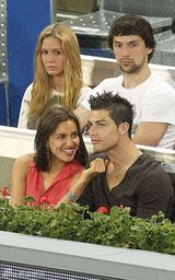 组图：C罗与超模女友沙伊克网球赛恩爱吃手指