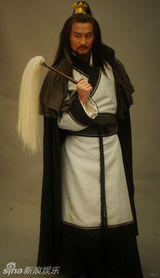 高清：景岗山《水浒》不戴时尚围巾 披风造型曝光