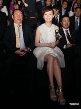 组图：孙俪着白色小洋裙 享受婚后生活暂不接戏