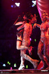 组图：容祖儿香港红馆开唱 与舞伴亲密不尴尬