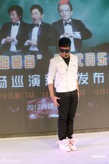 组图：“三大难高音”巡演启航 高凌风与美女共舞