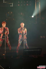 组图：韩国组合SHINee花衫开唱 台上劲歌热舞