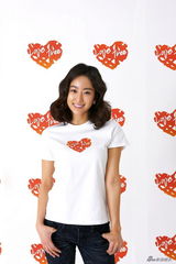 高清图：文根英金强宇携手为慈善 展现温暖笑容