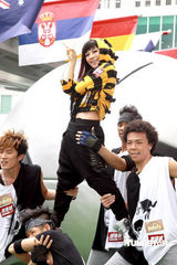 幻灯图：江若琳推出新MV 密裹严实大跳劲舞 