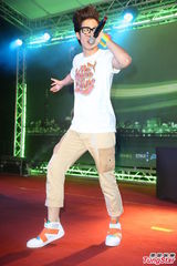 组图：桂纶镁凤小岳出席活动相约夜跑