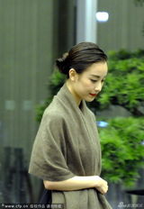 组图：倪妮披披肩现身外出觅食 略施粉黛美妆