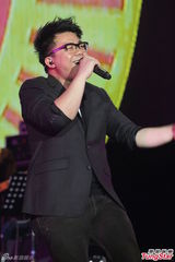 组图：萧敬腾上海开唱雨神未发威 被何韵诗调侃