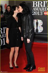 组图：打雷姐侧发长辫气质足 与男友接吻秀恩爱