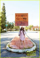 组图：赛琳娜粉色面纱登杂志 热裤秀性感美腿