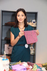 组图：谢婷婷做慈善学编织 挺张柏芝非票房毒药